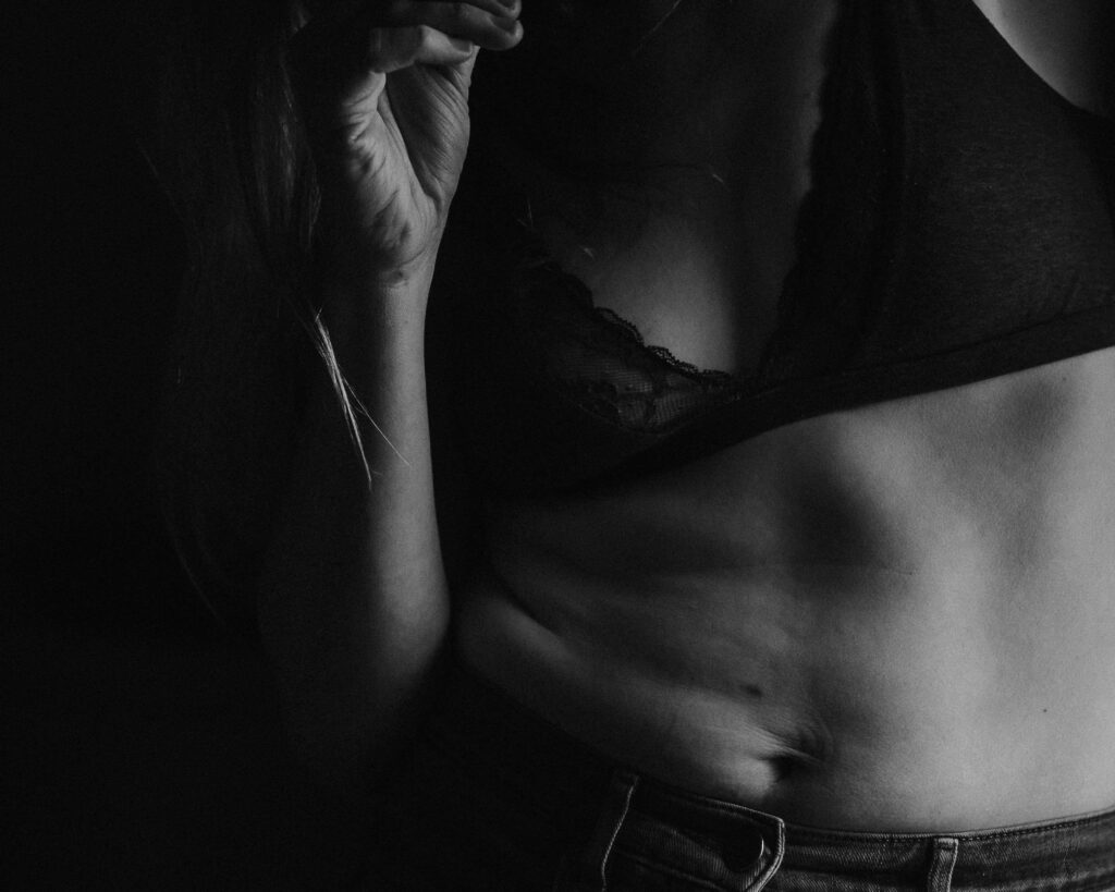 faceless black and white boudoir image