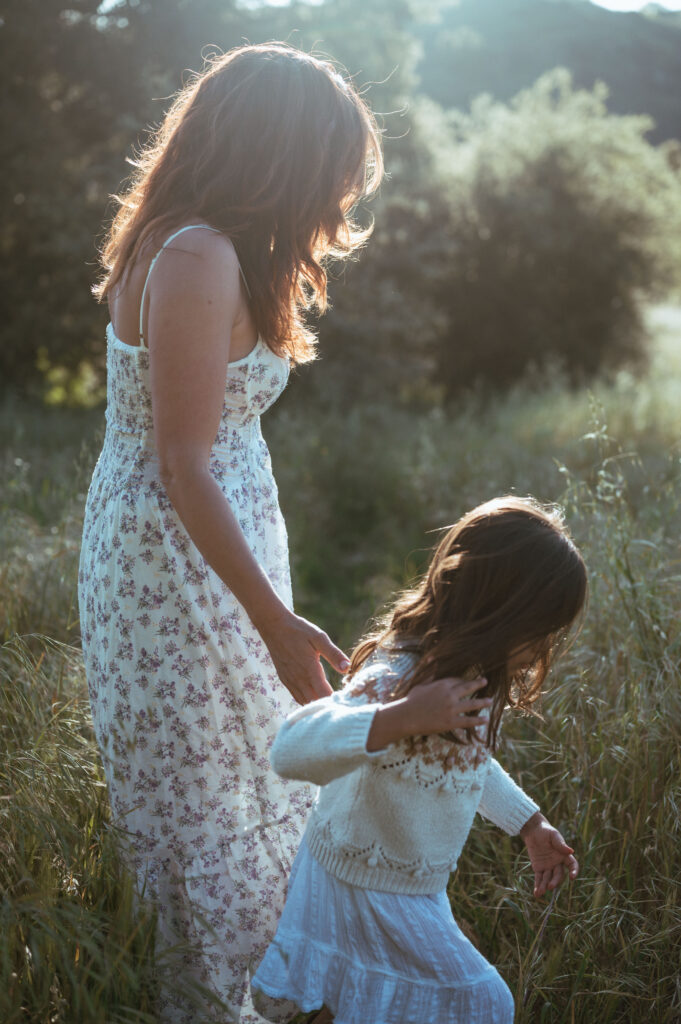 outdoor motherhood photography session in austin texas 